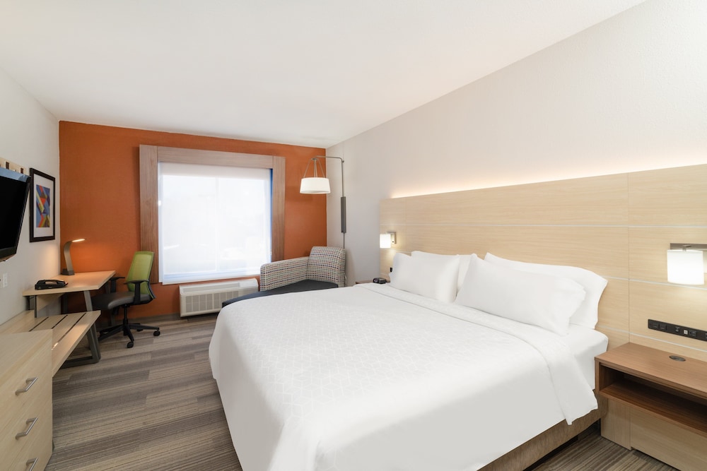 Standard Room, 1 King Bed, Accessible (Communications, Roll-In Shower) - Photo 4
