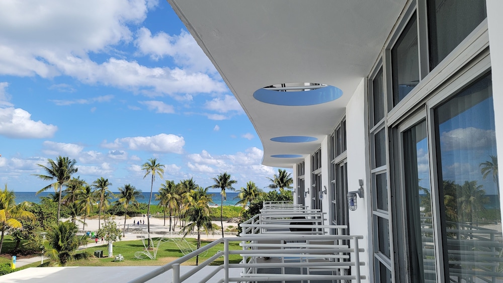 Two Queens Suite Partial Ocean View w/Balcony 3