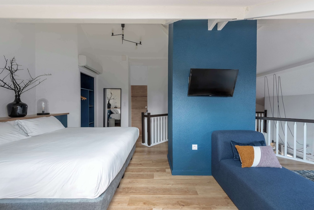 Superior Suite, 1 King Bed, Non Smoking - Photo 1