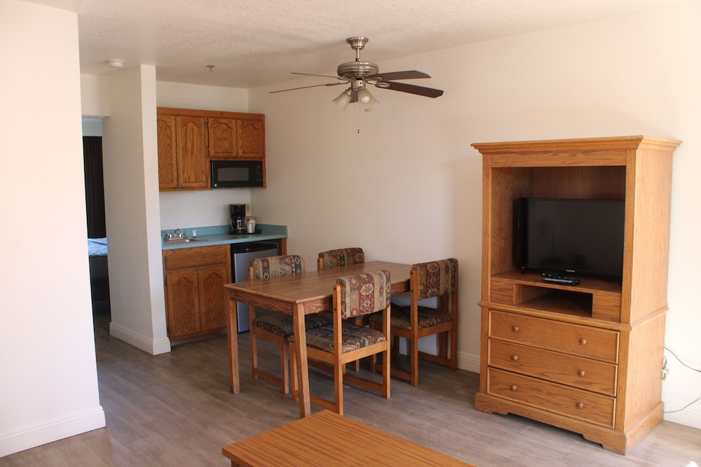 Suite, 1 King Bed, River View - Photo 3