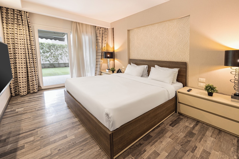 Luxury Suite, 1 Bedroom, Pool View