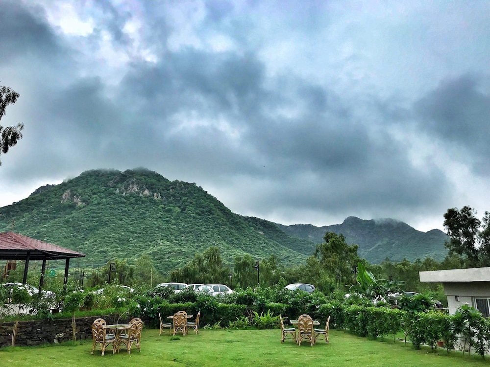 Patang cottage with open to sky hot tub photo 3