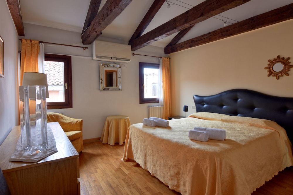 Family Apartment, 3 Bedrooms (Salizzada San Lio) photo 1