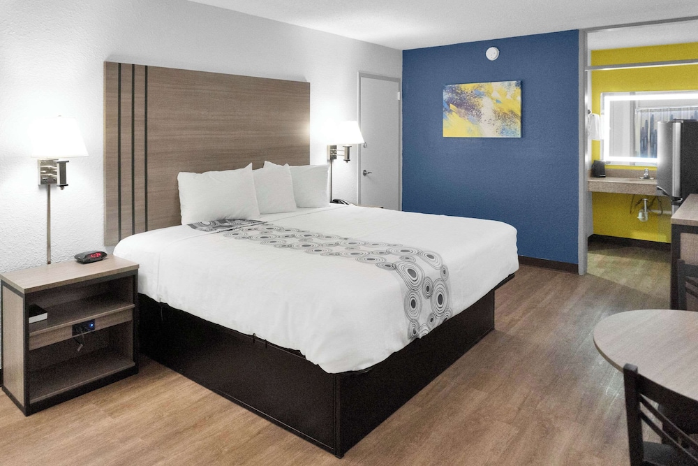 Suite, 1 King Bed, Non Smoking - Photo 2