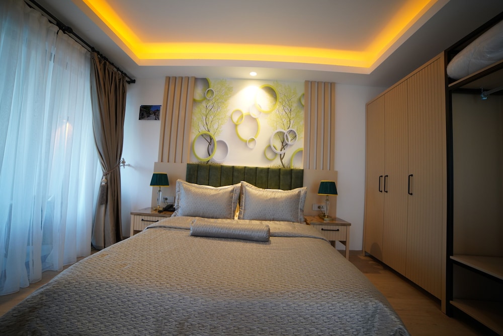 Luxury Room, Balcony, Partial Sea View photo 1