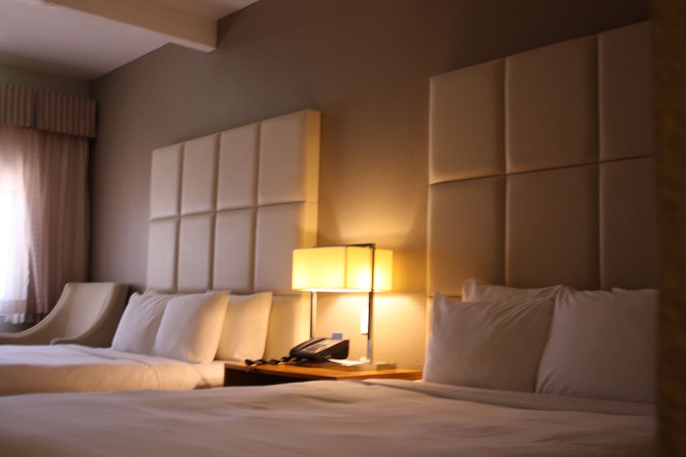 Room, 2 Queen Beds, River View photo 1