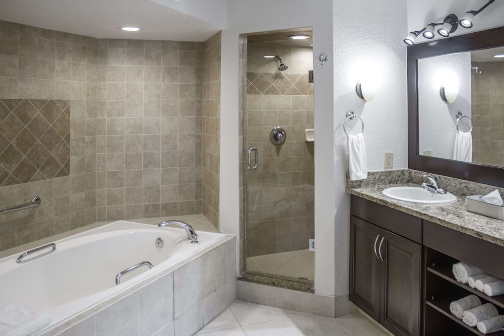 2 Bedroom 1 KG and 2 TWN Suite Hr Accessible - Photo 15