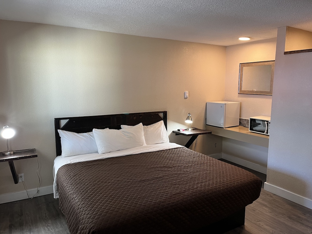 Basic Single Room, 1 King Bed
