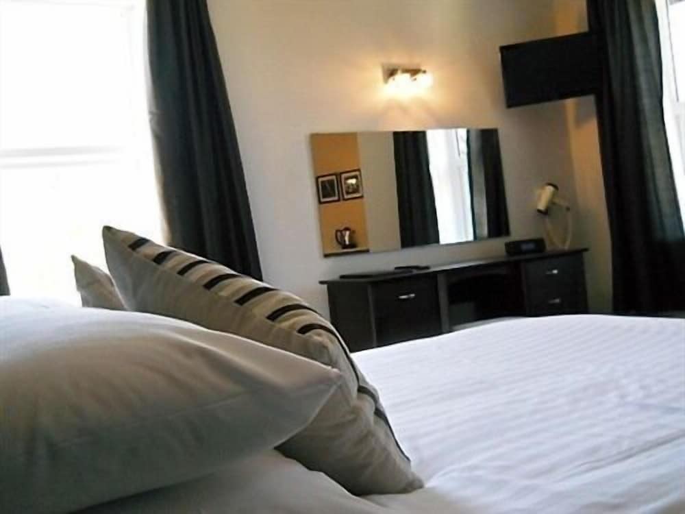 Basic Double Room, Ensuite (with shower over bath) - Photo 2