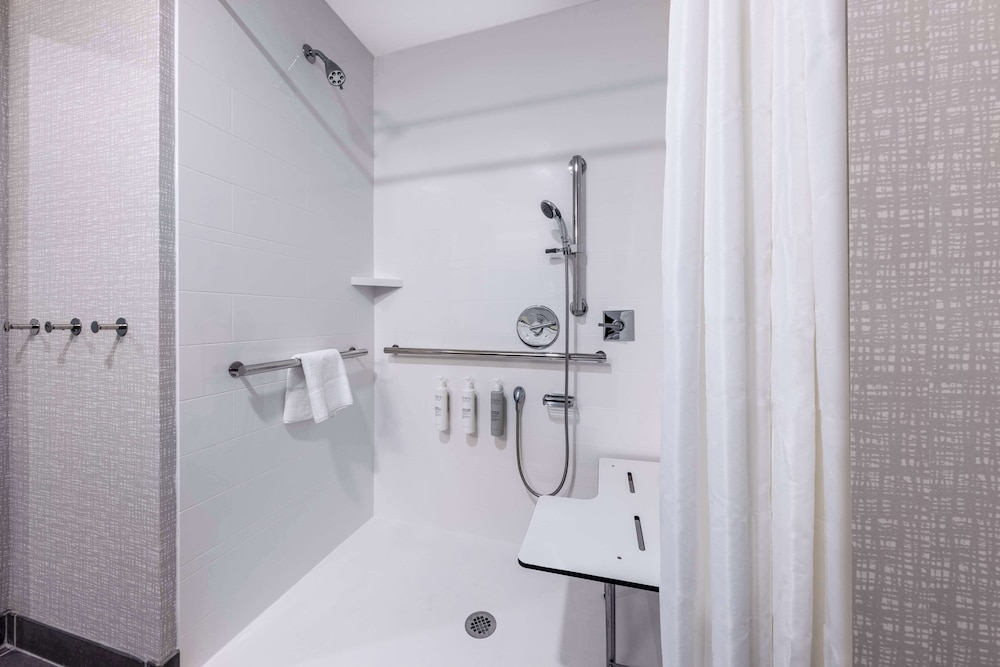 Room, 2 Queen Beds (Roll-In Shower) - Photo 4