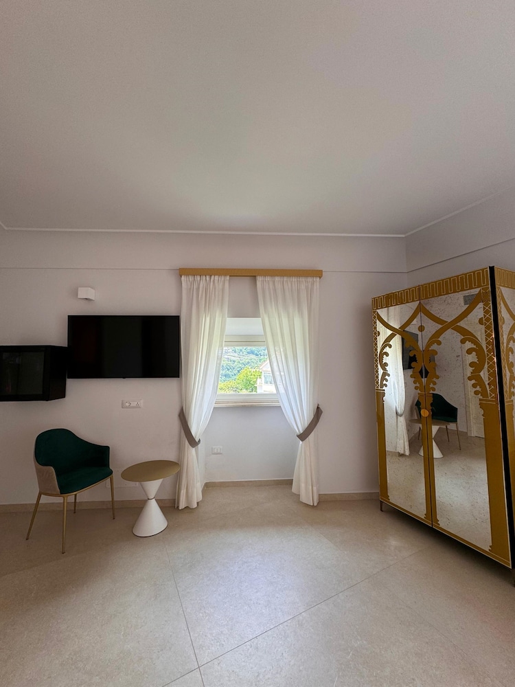 Premier Room, Garden View photo 2