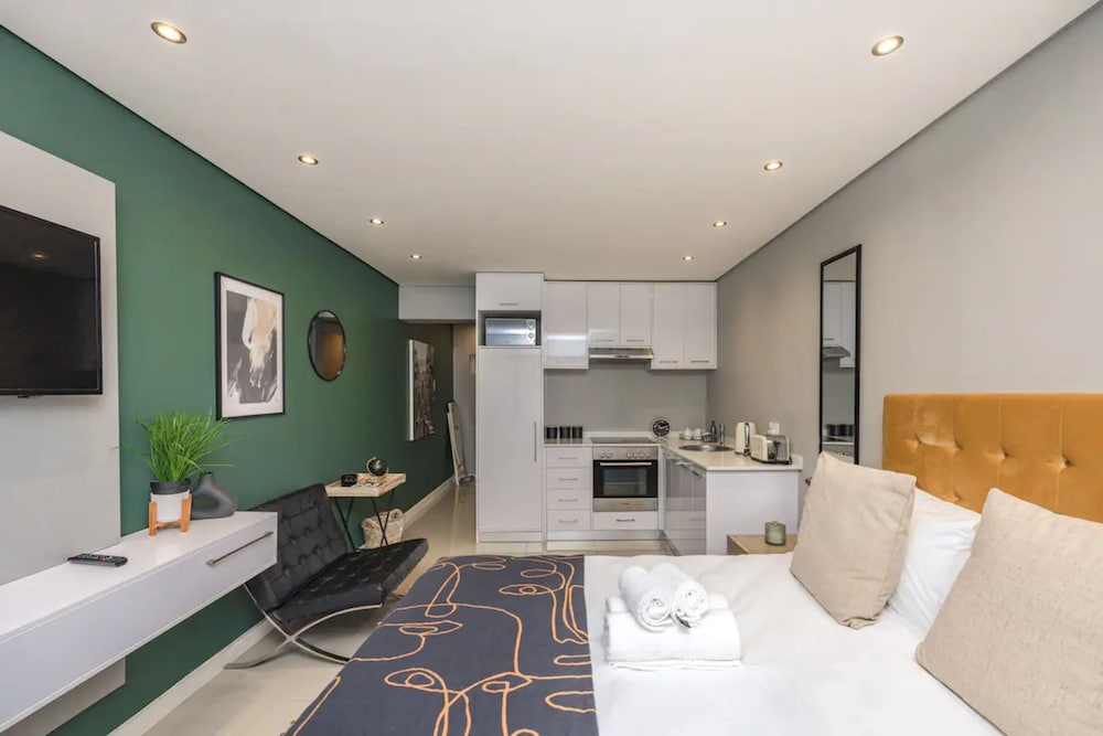 Basic Studio, 1 Queen Bed