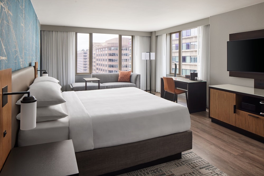 Club Room, 1 King Bed (Mobility/Hearing Access, Roll-In Shwr)