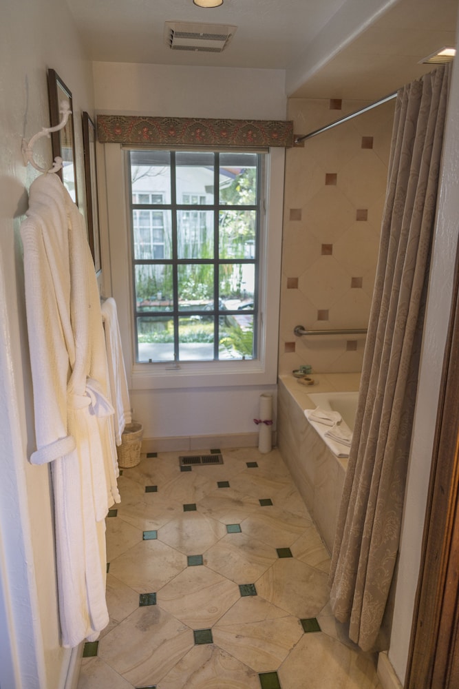Room, 1 King Bed (The Thyme Room) photo 2