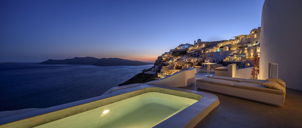 Executive Suite with private outdoor heated plunge pool and Caldera view