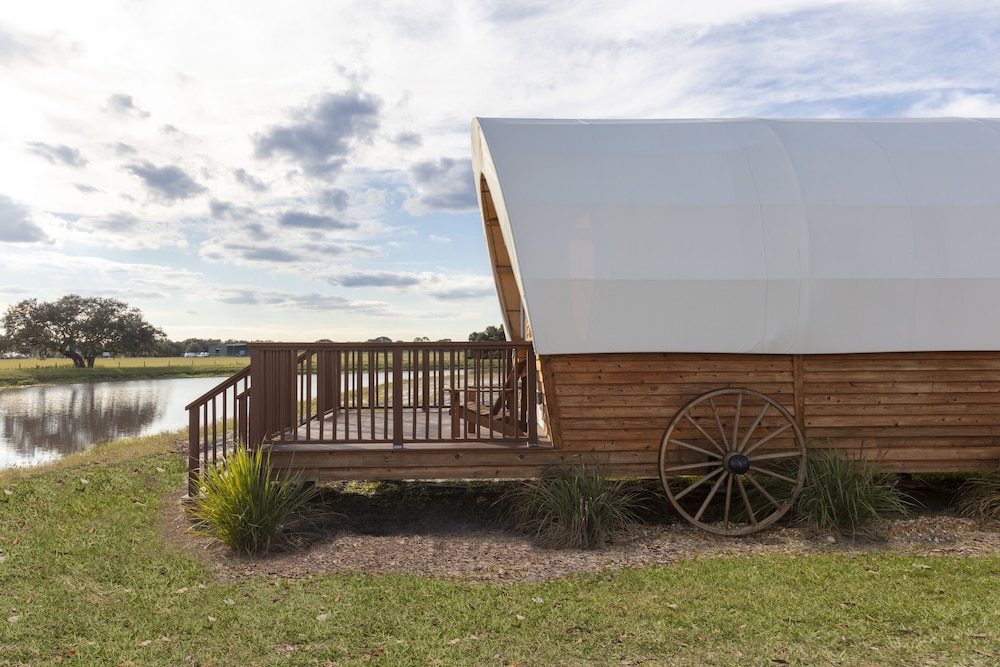 Room (Luxe Conestoga Wagon) photo 2
