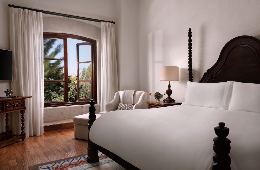 Suite, 1 King Bed - Photo 3