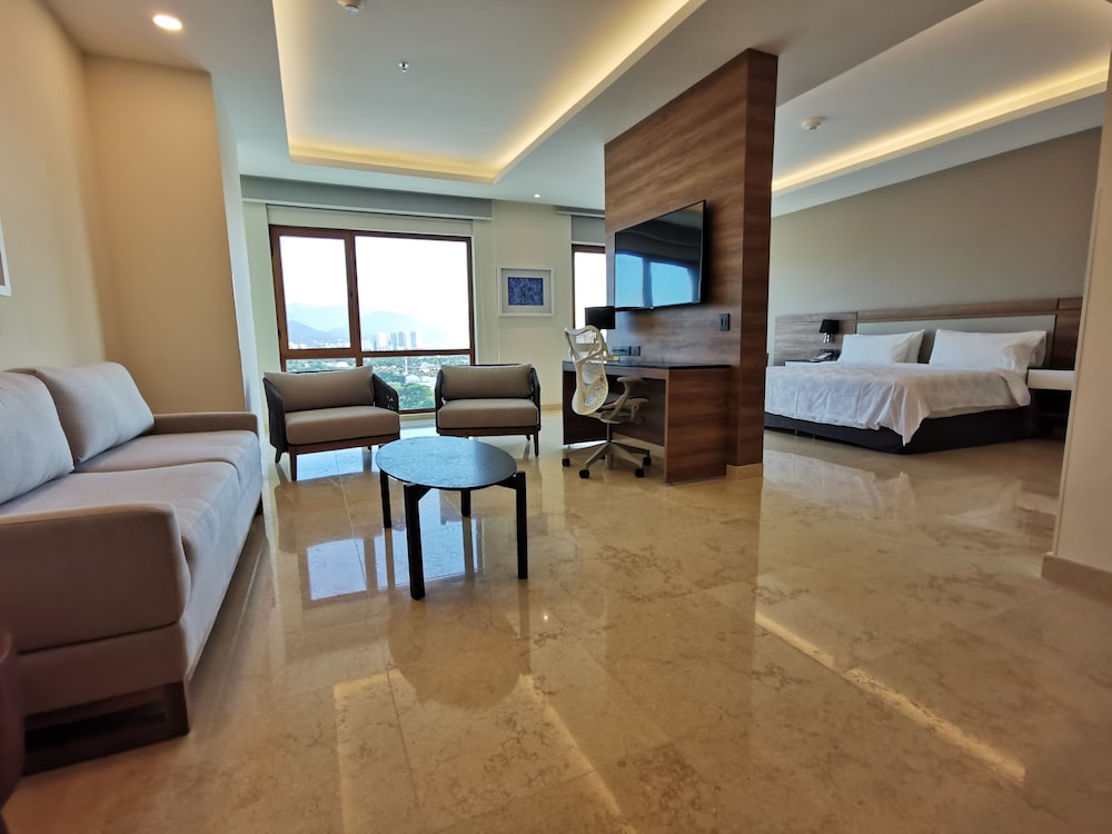 Suite, 1 King Bed (Top Floor) - Photo 4