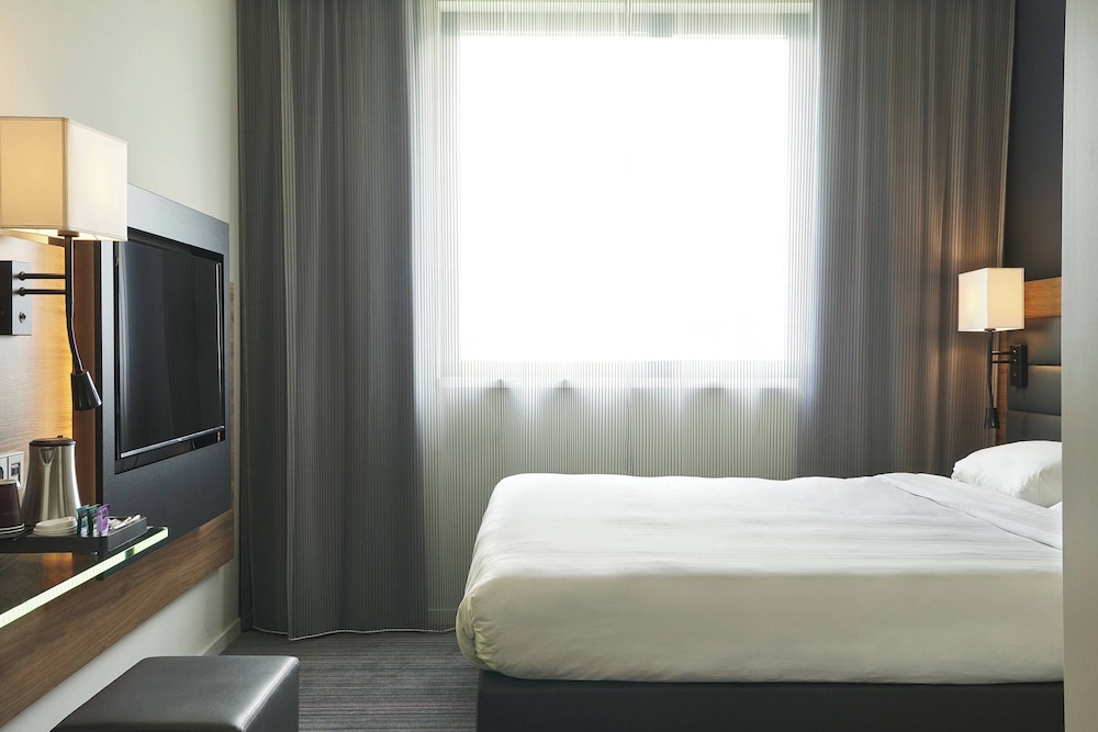 Family Room, 1 Queen Bed with Sofa bed thumbnail 5