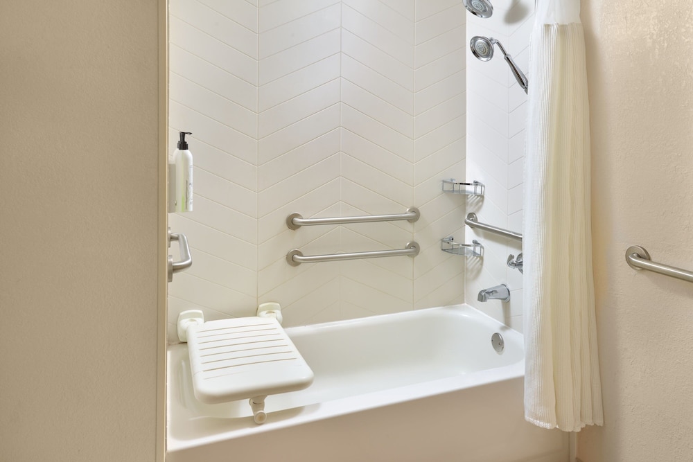 Room, 2 Queen Beds - Photo 7