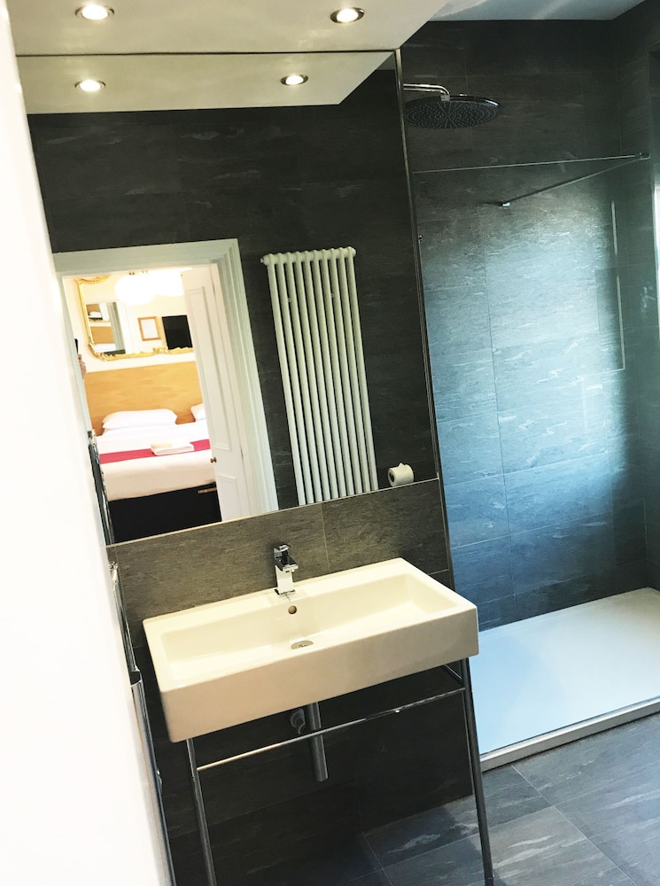 Standard Double or Twin Room - Photo 6