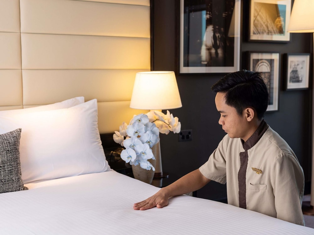 Deluxe Suite, 1 King Bed, City View thumbnail 5