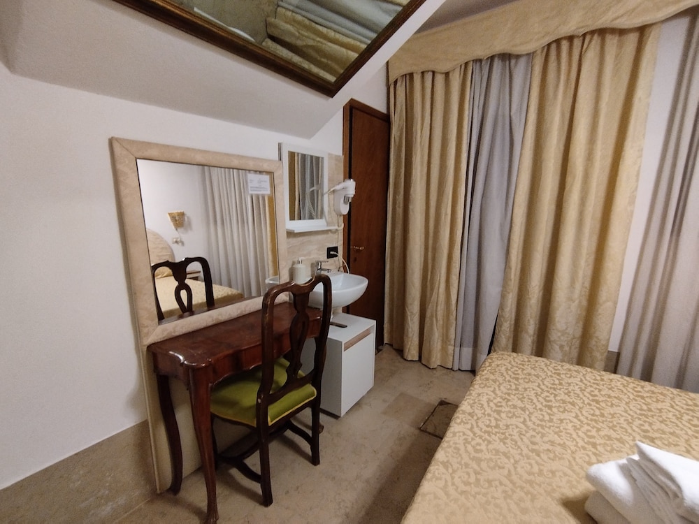 Basic Room, 1 Large Twin Bed, Ensuite, Ground Floor photo 3