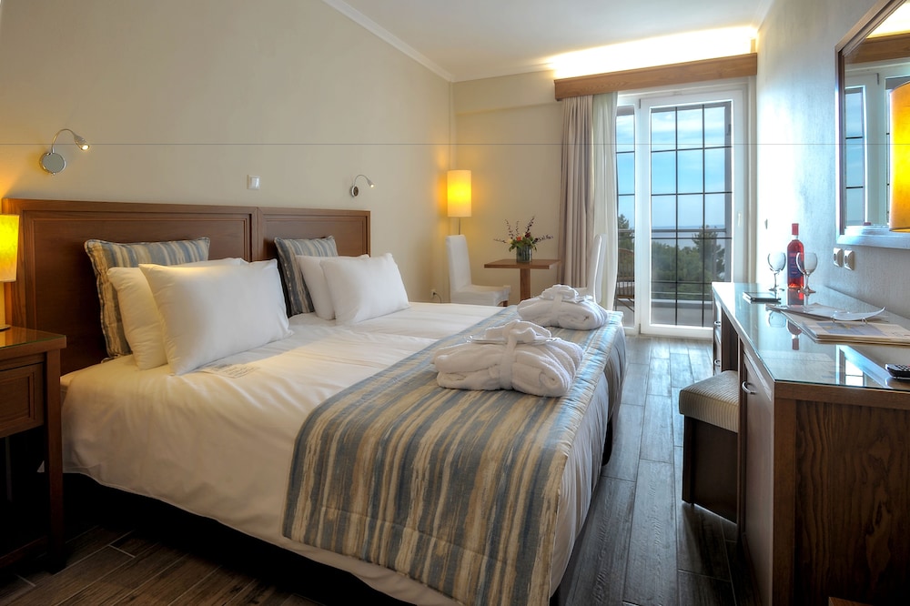 Superior Double Room, Partial Sea View, Annex Building photo 2