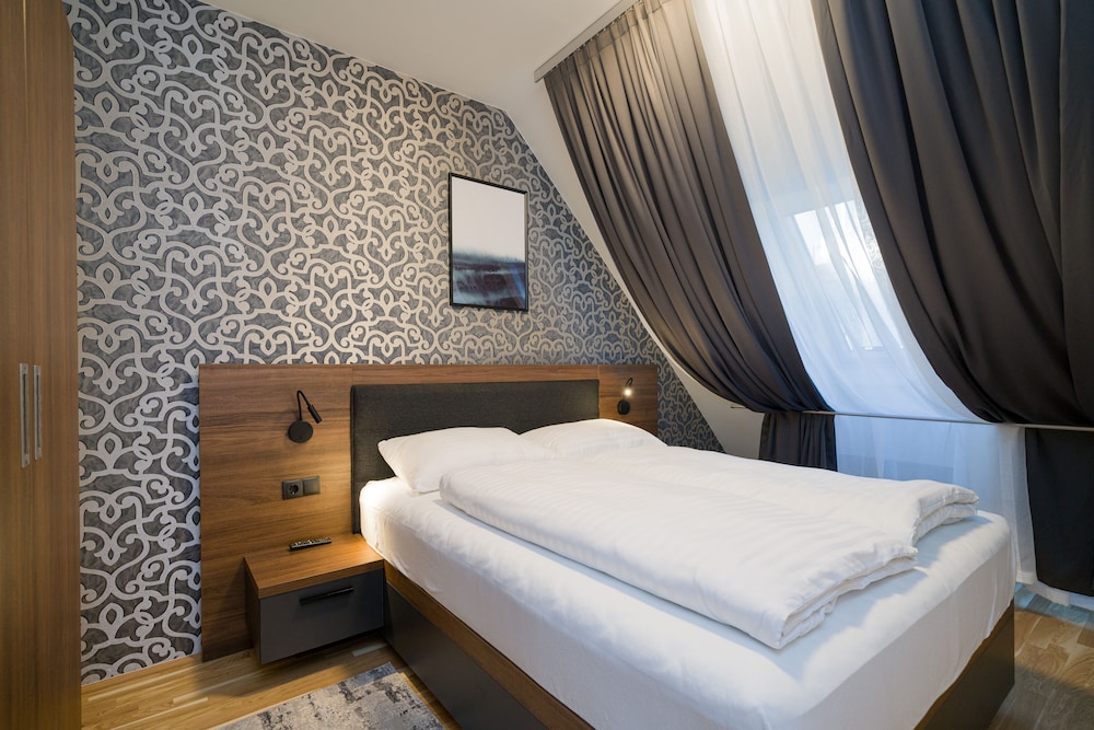 Deluxe Apartment (2 Bedrooms and 1 Living Room)