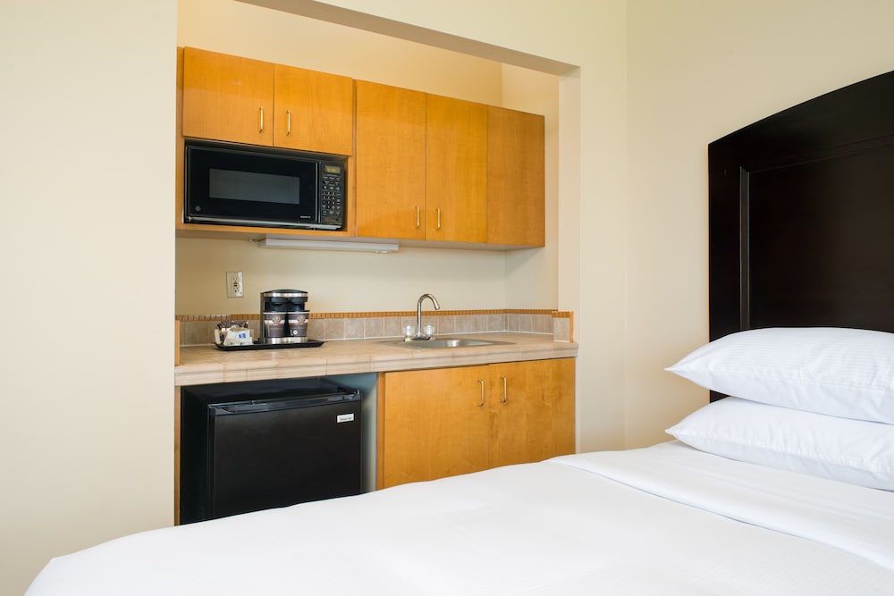 Room, 2 Double Beds, Balcony, Partial Ocean View - Photo 4