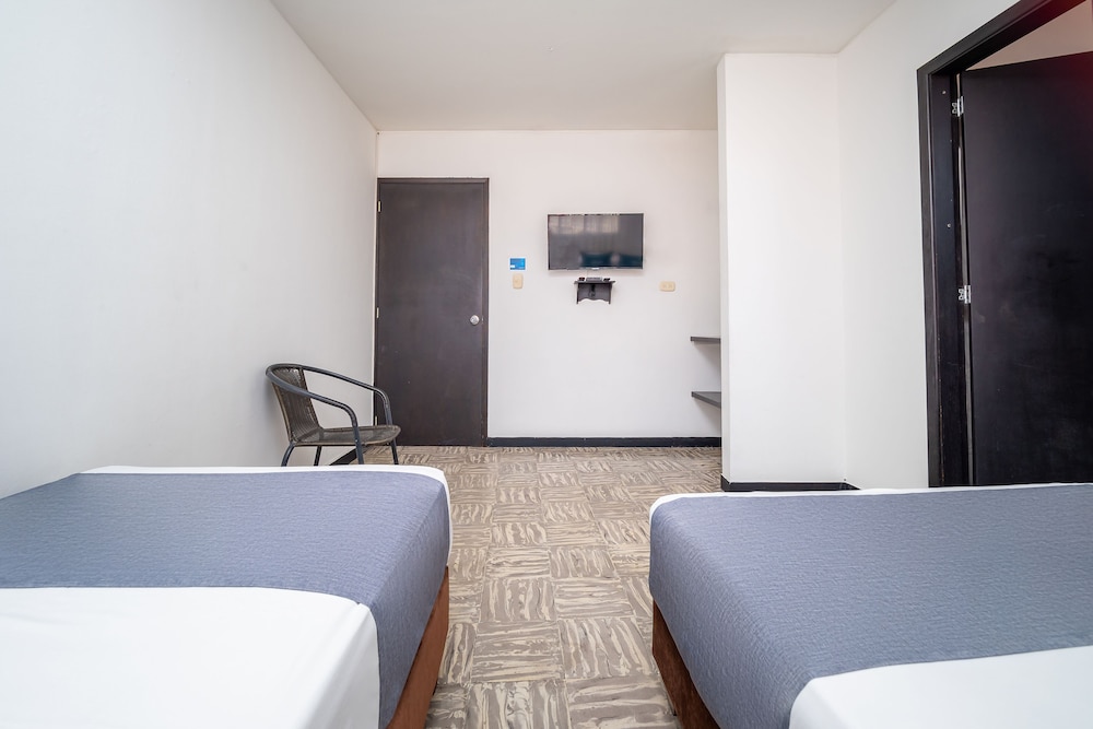 Economy Triple Room photo 3