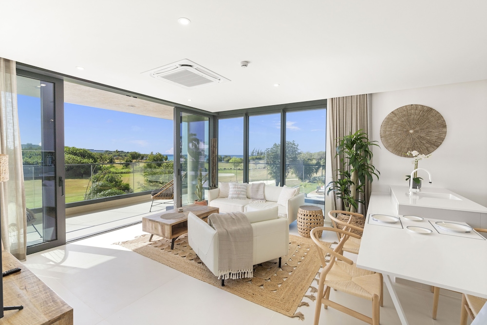 Deluxe Apartment, 1 King Bed, Balcony, Beach View