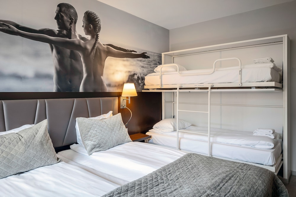Family Room, Multiple Beds, Non Smoking - Photo 1