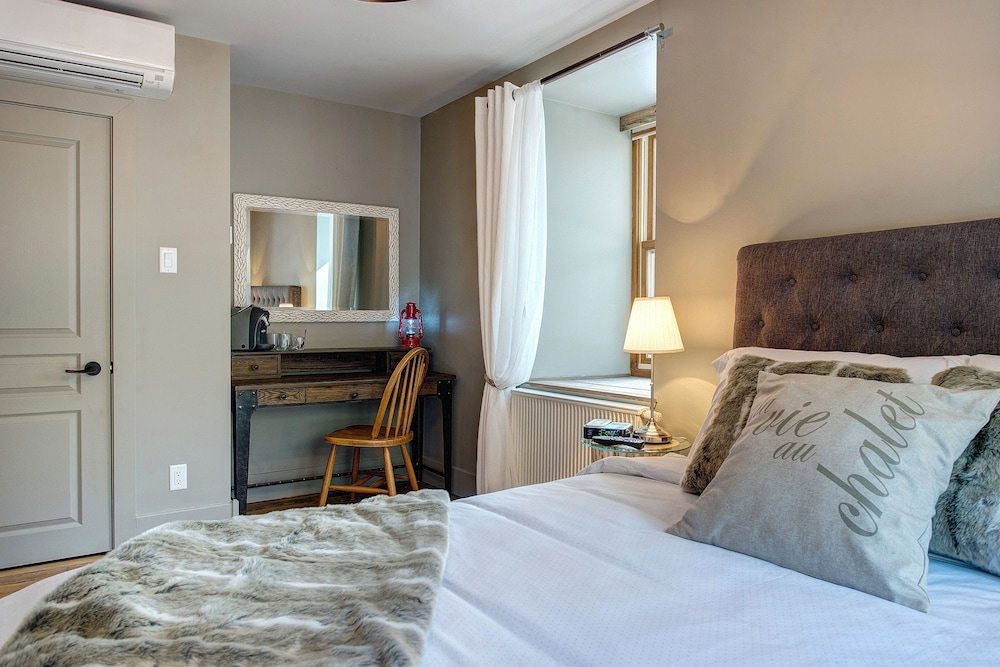 Deluxe Suite with seperate living room