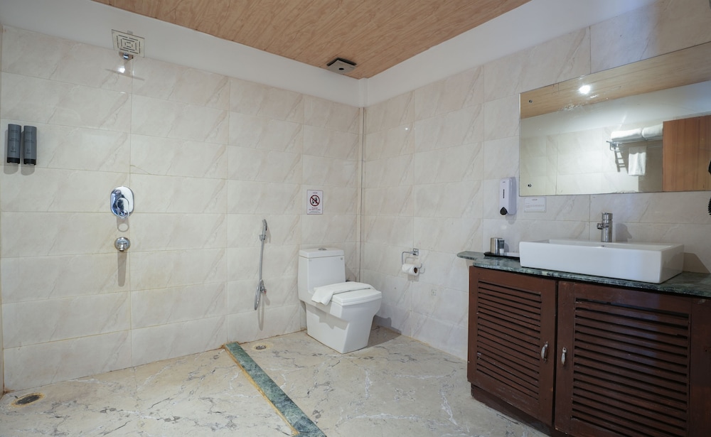 Premium Room with Balcony - Photo 6