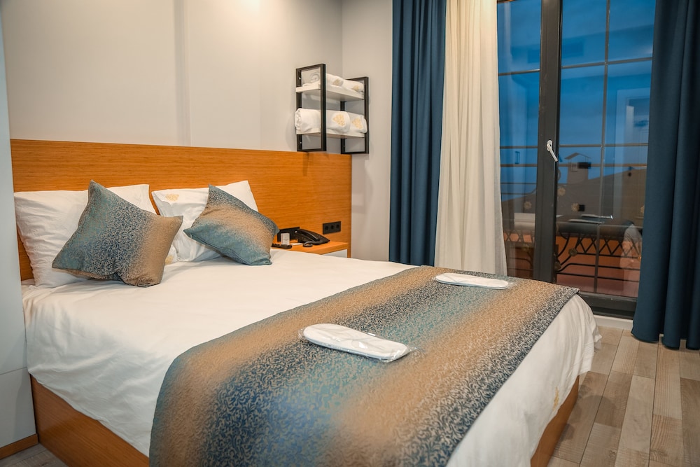 Deluxe Suite, 1 Bedroom, Lanai, City View