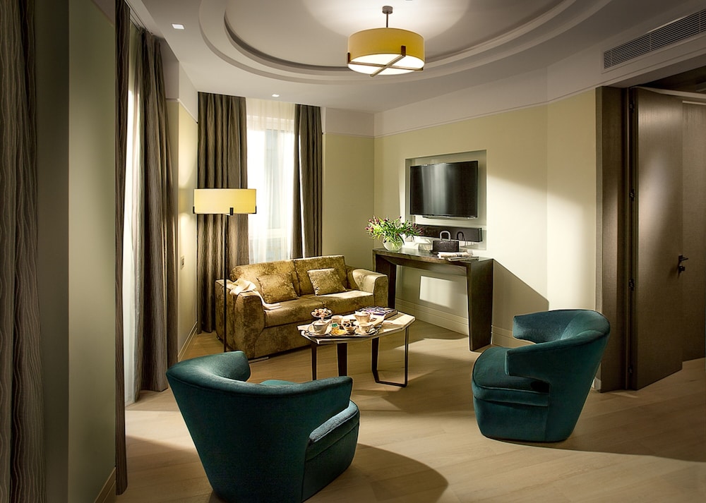 Executive Queen Suite with Wellness Area Access