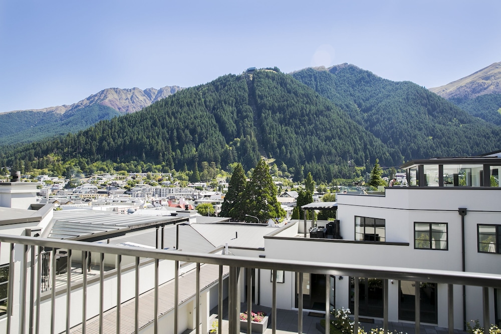 4 Bedroom, 2 Bathroom Mountain View Apartment photo 1
