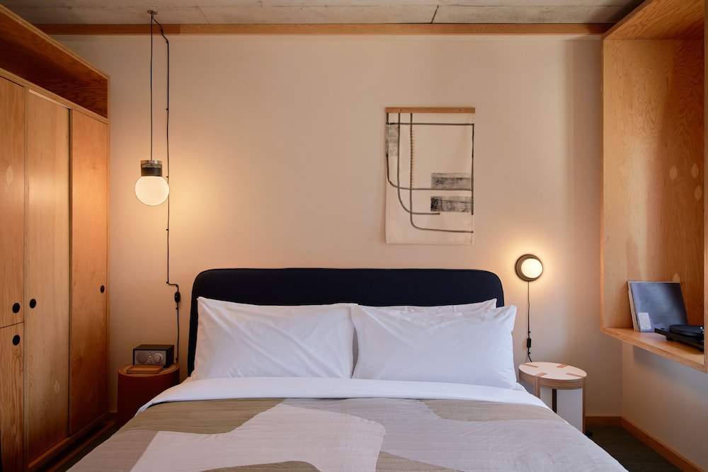 Room (Medium) - Photo 1