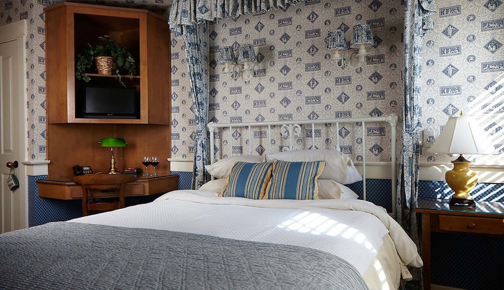 Lodge Room 9