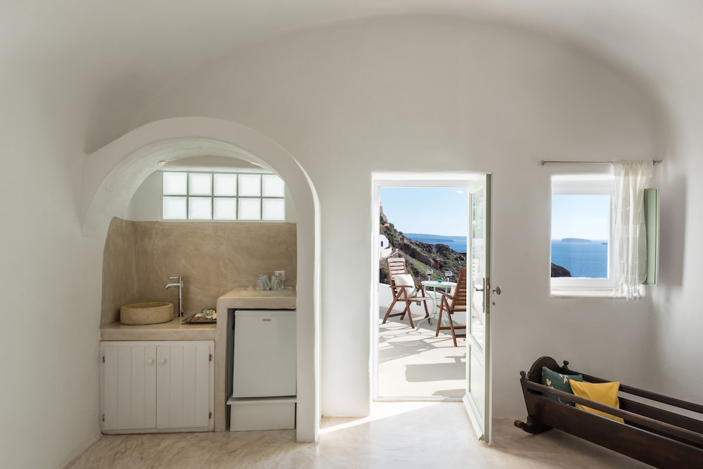 Cliff Nest Honeymoon Suite, Caldera View *access via numerous steps - Photo 2