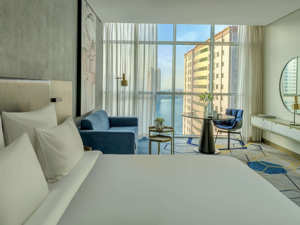 Executive Suite, 1 King Bed, City View photo 3