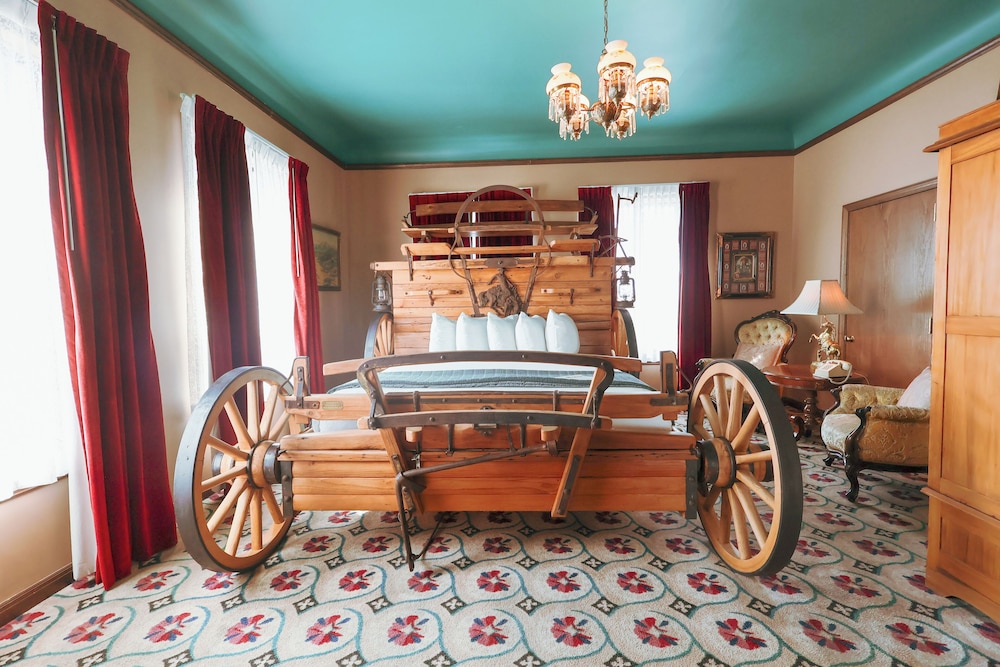 Signature Suite, 1 King Bed (Wagon Room) photo 1