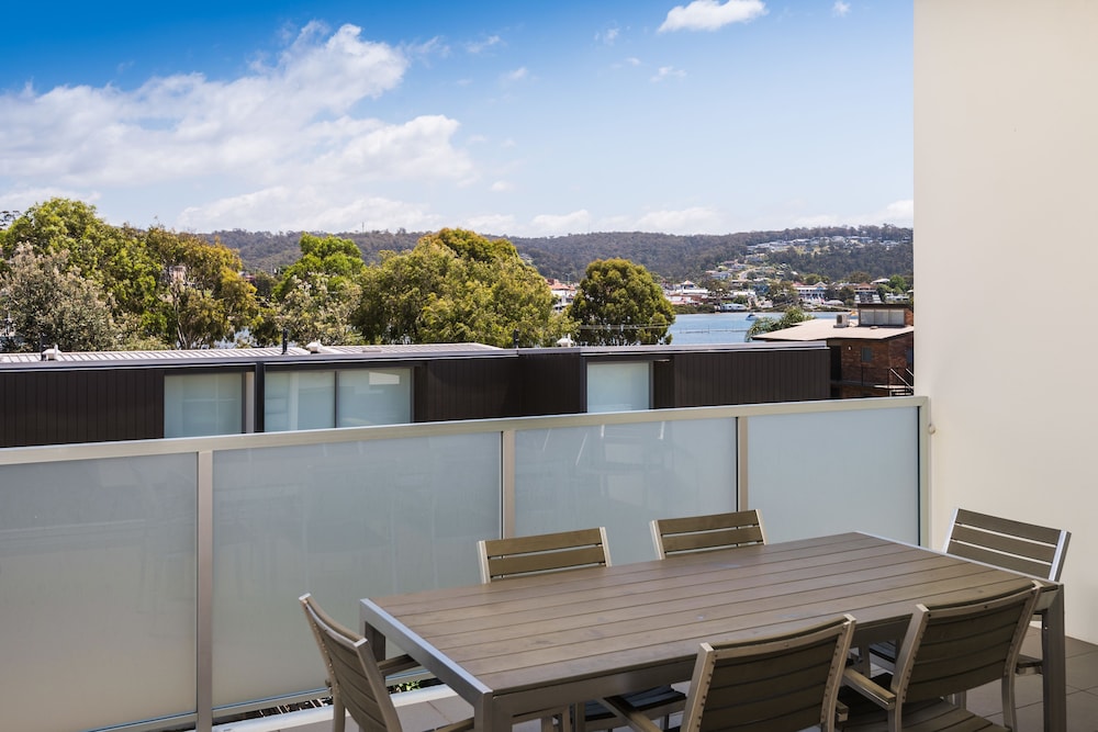 Three Bedroom Poolside Townhouse - Photo 3