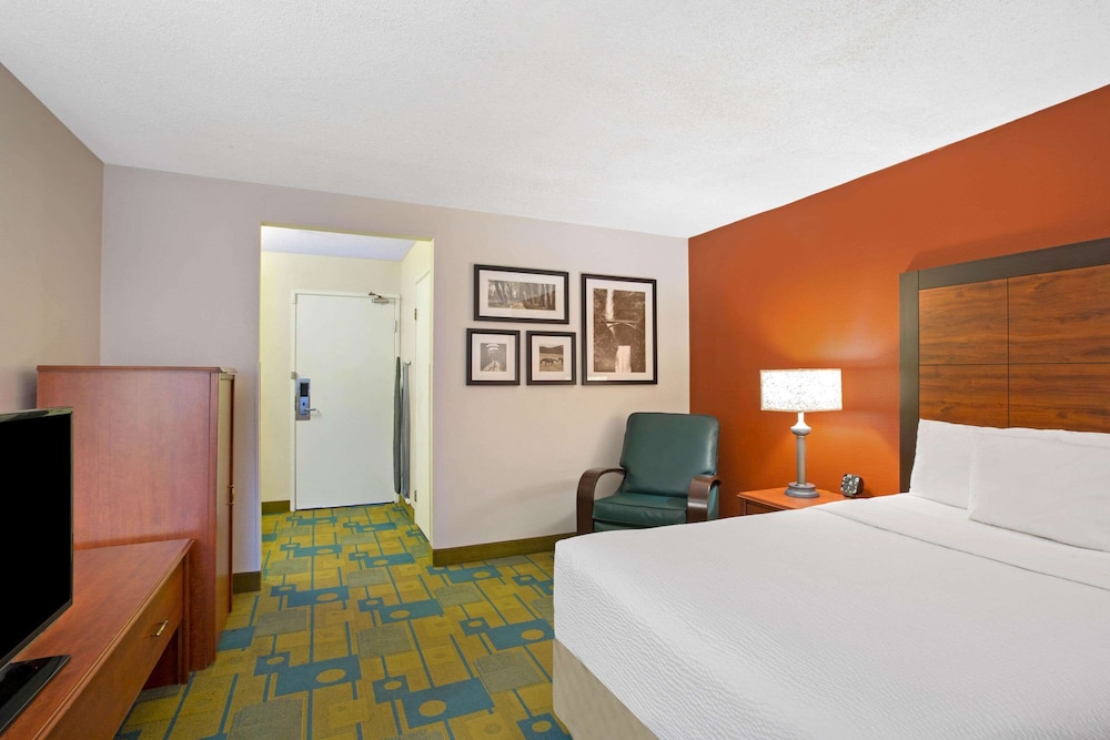 Room, 1 Double Bed, Accessible, Bathtub - Photo 1