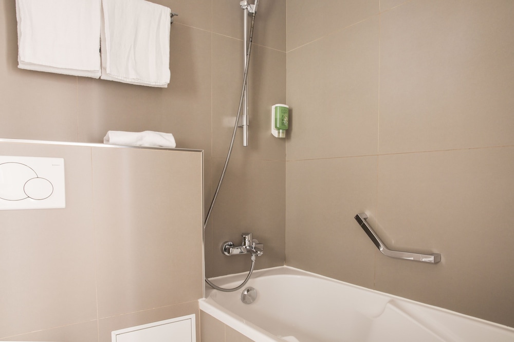 Deluxe Double Room (Bathtub) photo 2