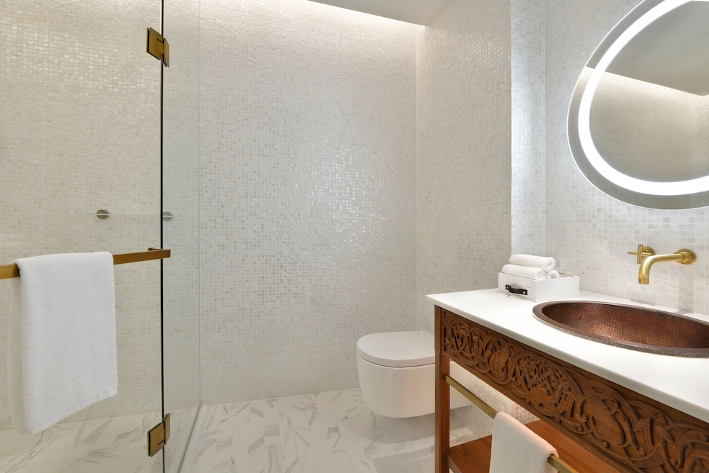 1 King  Premium Creek View w comp transfer to Kite Beach & Dubai Mall
