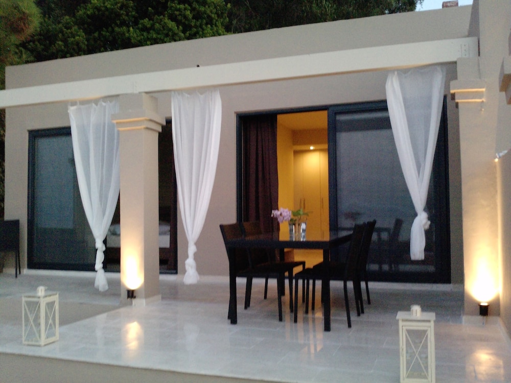 Deluxe Suite Sea View with Private Jacuzzi/Hot-Tub photo 3