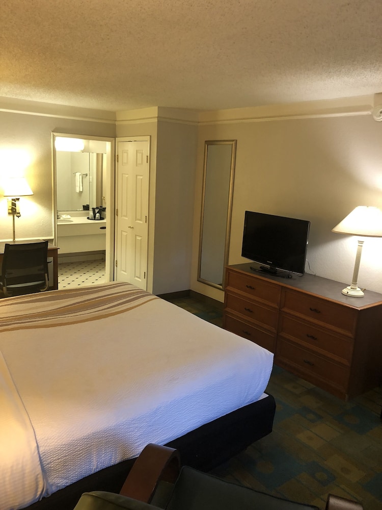 Deluxe Room, 1 King Bed, Non Smoking (Exterior Access) - Photo 3