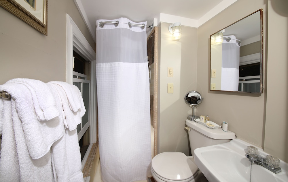 Sir Ambrose Shea Suite 5 photo 2